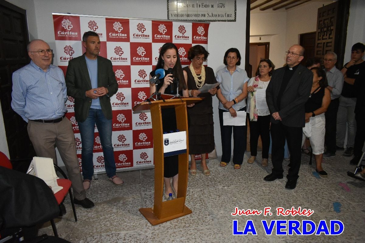 Imágenes de la inauguración de la Exposición Fotográfica de Cáritas en la vicaría Caravaca-Mula