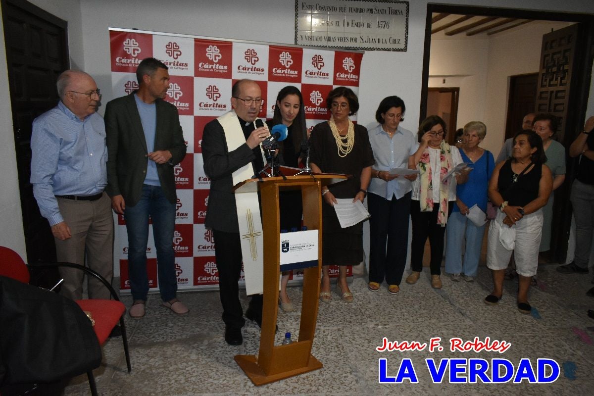 Imágenes de la inauguración de la Exposición Fotográfica de Cáritas en la vicaría Caravaca-Mula