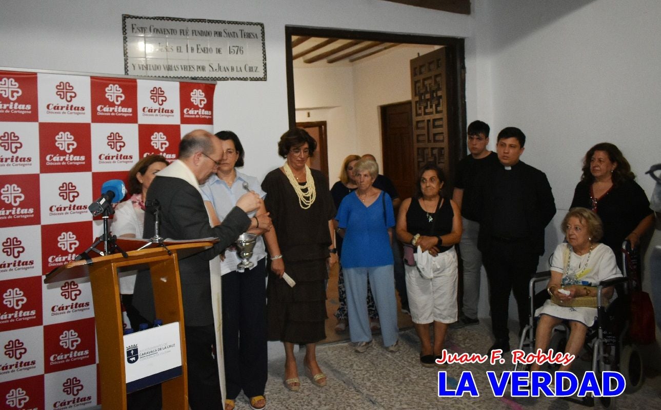 Imágenes de la inauguración de la Exposición Fotográfica de Cáritas en la vicaría Caravaca-Mula