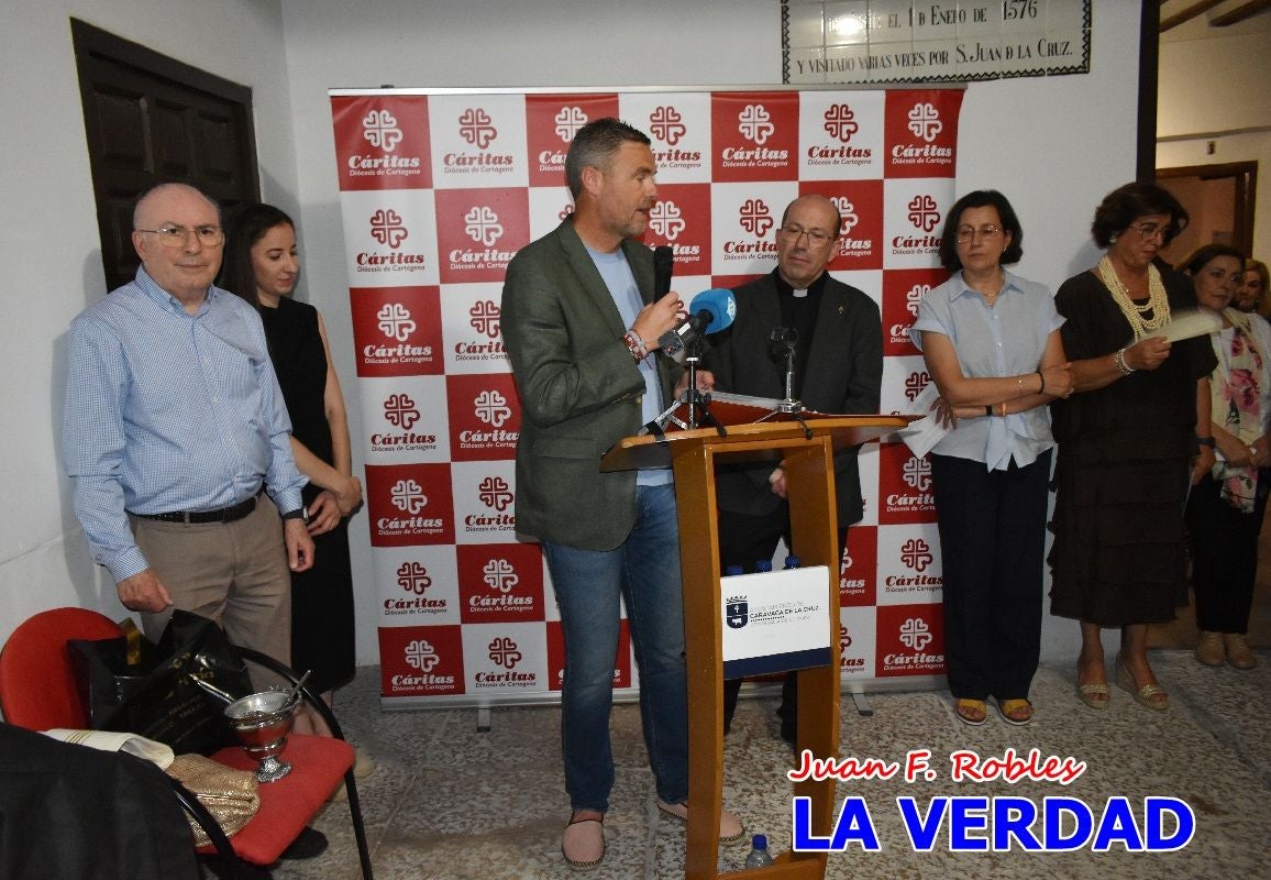 Imágenes de la inauguración de la Exposición Fotográfica de Cáritas en la vicaría Caravaca-Mula
