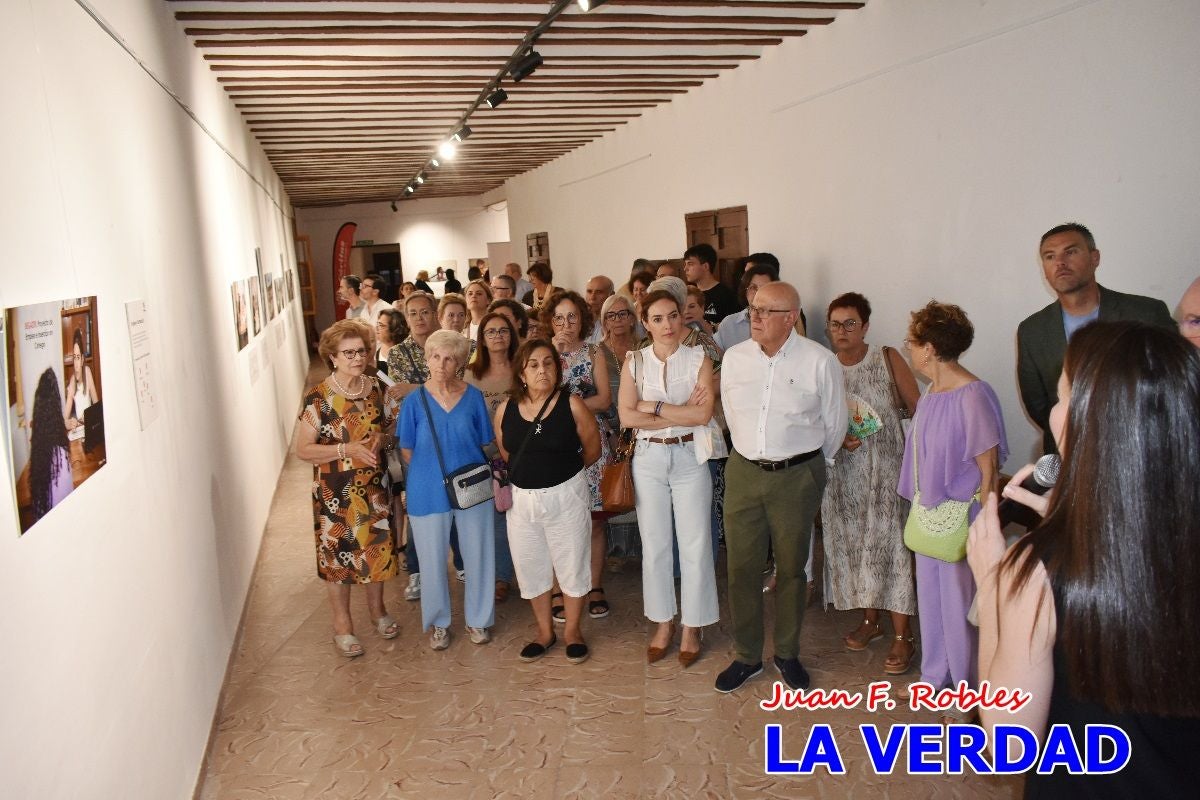 Imágenes de la inauguración de la Exposición Fotográfica de Cáritas en la vicaría Caravaca-Mula