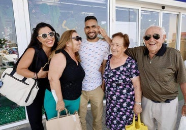 Josefa, su hermana Lidia y sus abuelos, con Mohamed, en el centro, esta semana durante su reencuentro en Molina.