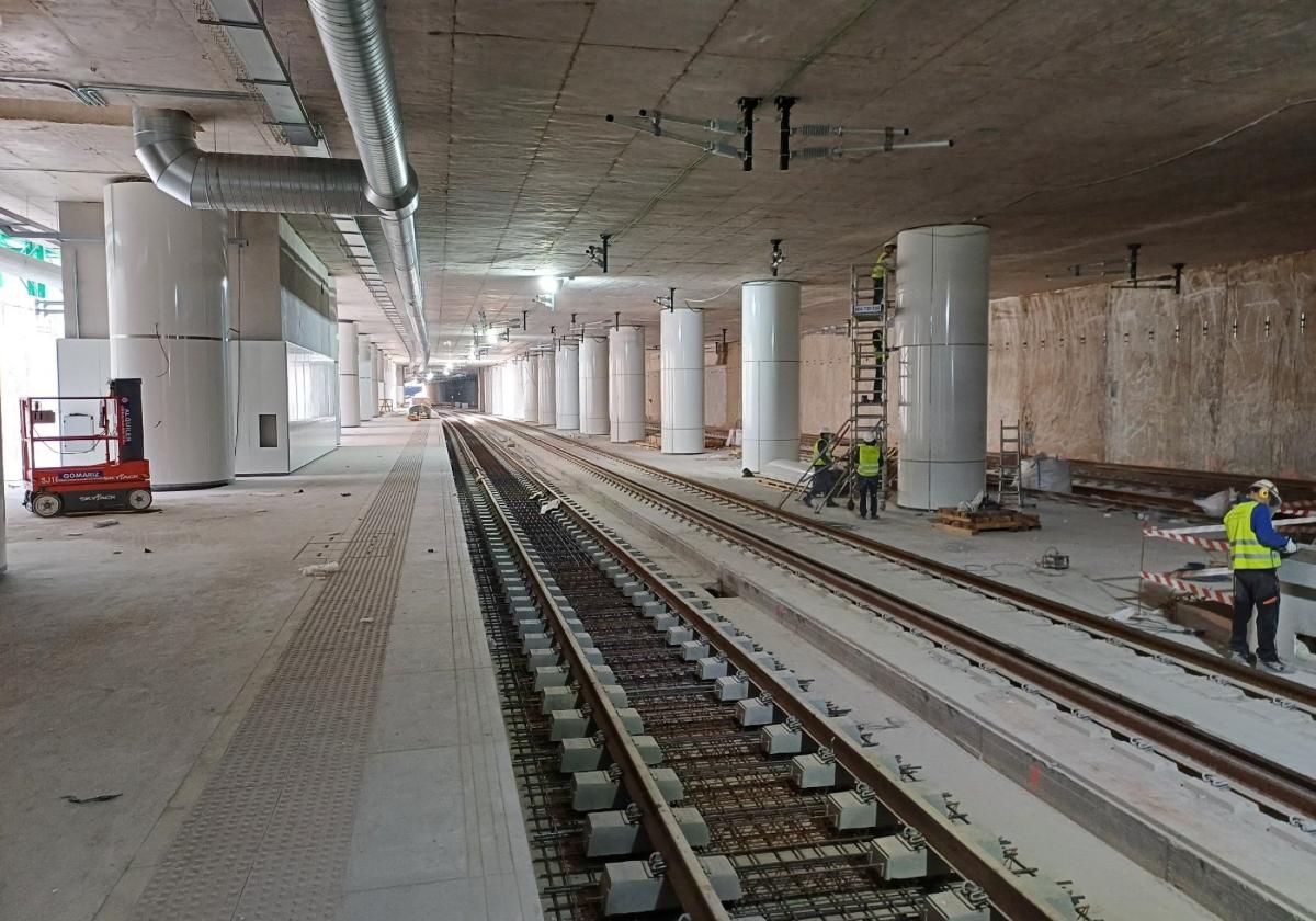 Montaje de vías y catenaria en la nueva estación soterrada de Murcia del Carmen.