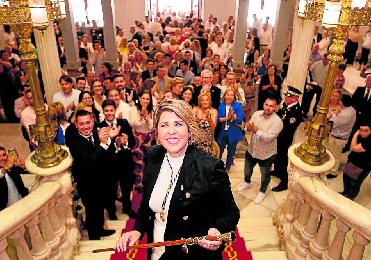 Noelia Arroyo, en la escalinata del Palacio Consistorial en 2023, tras salir elegida alcaldesa en la sesión plenaria constitutiva de la actual legislatura.