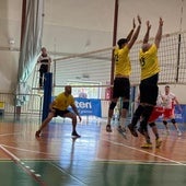 Un último baile sobre la red.Dos jugadores del Santomera saltan para bloquear un remate rival.