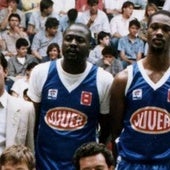 Randy Owens, con el número 8, en una fotografía de principios de la temporada 1985-86.