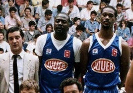 Randy Owens, con el número 8, en una fotografía de principios de la temporada 1985-86.