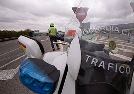 Un guardia civil de Tráfico, durante un control.