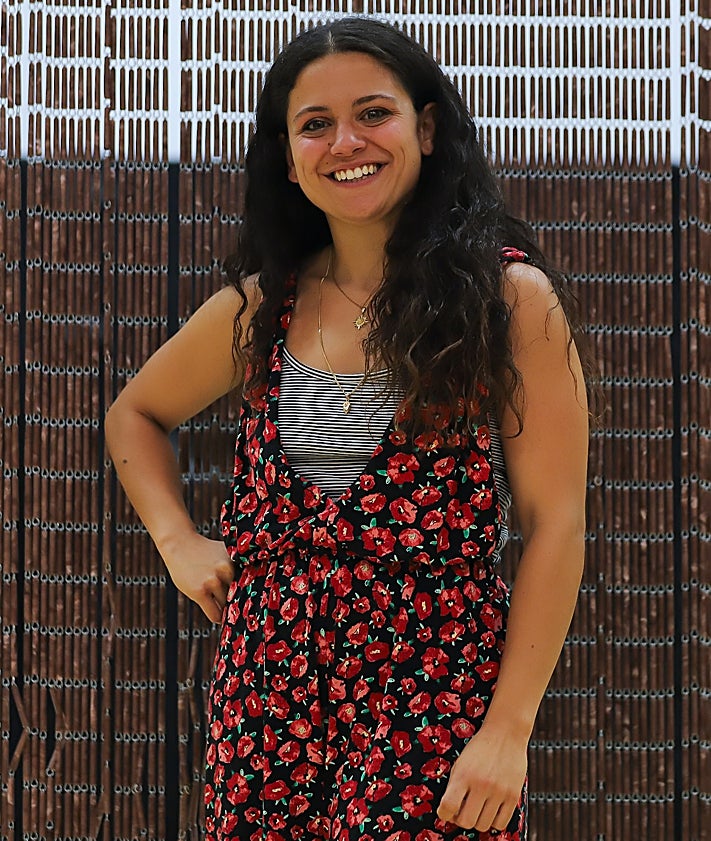 Imagen secundaria 2 - El director de la prisión, Jesús Fernández, con Santiago Reche, a la izquierda, y el funcionario Paco Abellán, con una maqueta de la casa-museo del poeta realizada por los internos; Antonio y Begoña, internos de Campos del Río, en los extremos, flanqueando a la actriz Natalia Zamora y al director Oriol Pàmies. Y la actriz Natalia Zamora durante la entrevista con LA VERDAD en la prisión.