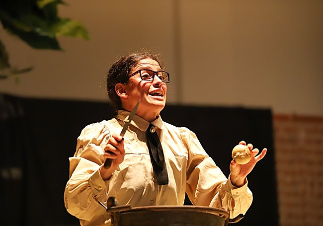 La actriz Natalia Zamora, durante la representación de 'Josefina'.