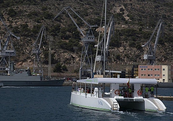 El nuevo catamarán 'Y-olé' sale del puerto con los turistas y tripulación a bordo.