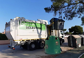 Uno de los vehículos del servicio de recogida de residuos y sólidos urbano de Orihuela.