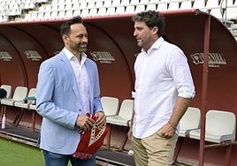 Fran Fernández conversa durante su presentación como entrenador del Real Murcia con Asier Goiria, director deportivo.