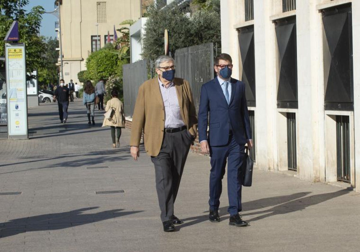 Manuel Hurtado junto a su abogado a la llegada a la Audiencia Provincial en 2022