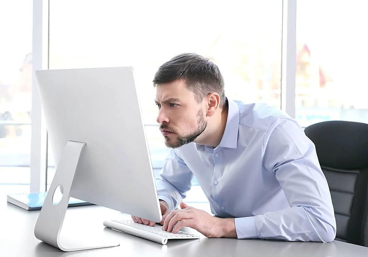 Imagen de archivo de un trabajador mirando la pantalla de su ordenador.