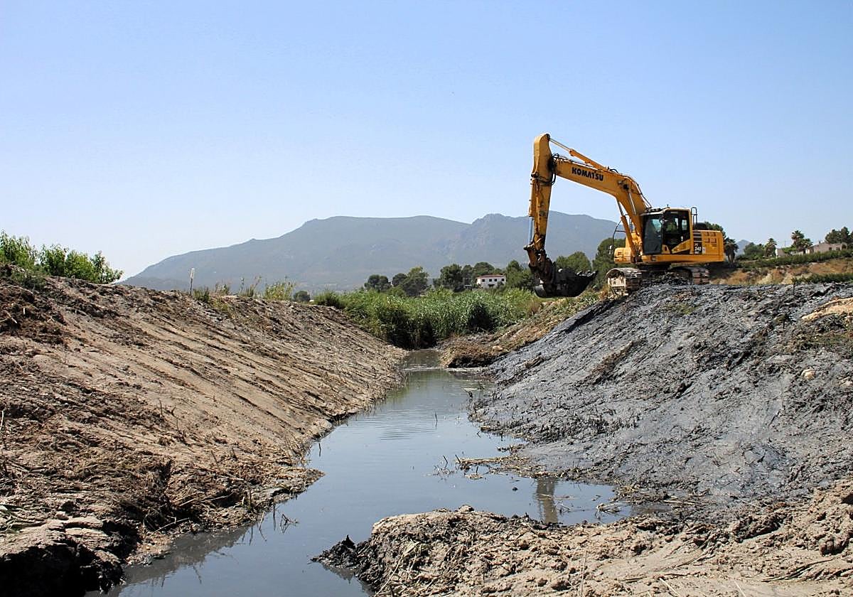 Despejan el cauce de un afluente que quedó dañado tras las intensas lluvias.