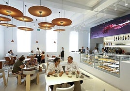 Los clientes almuerzan este martes en las instalaciones.