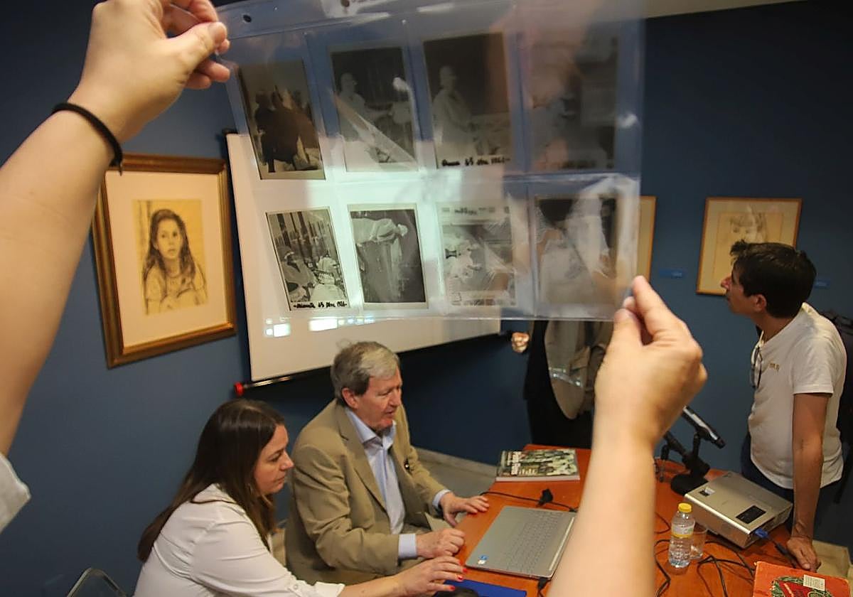 Negativos de Juan Guerrero durante el acto de entrega del material digitalizado.