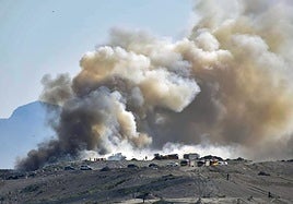 Incendio en la planta de residuos, este martes por la tarde.
