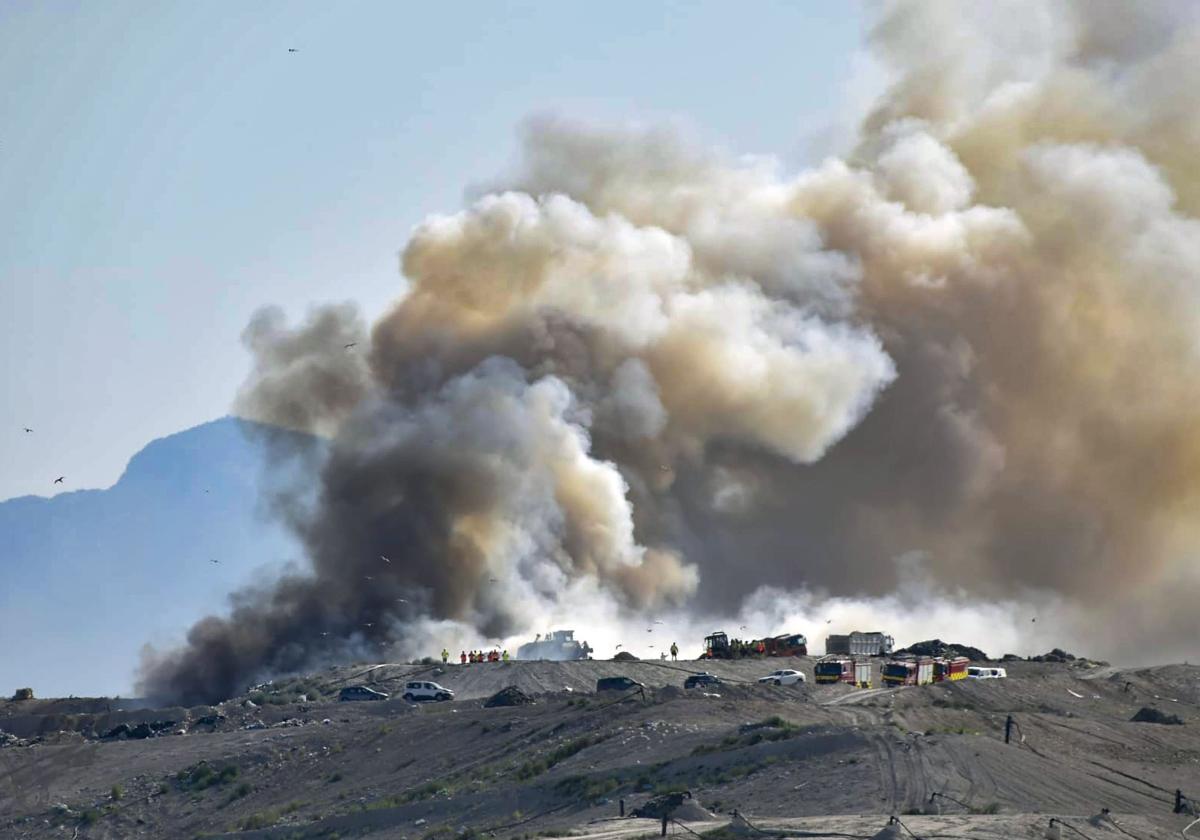 Incendio en la planta de residuos, este martes por la tarde.