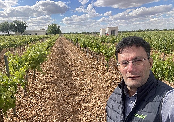 Alejandro Pérez Pastor durante una visita a unos cultivos de regadío.