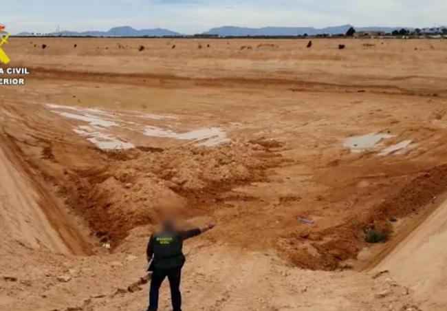 Inspección de una balsa de purines del Campo de Cartagena, en 2023.