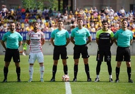 El árbitro cartagenero Ojaos Valera, con el balón en la bota izquierda, antes de dirigir el partido de ida por el ascenso a Segunda División entre el Andorra y la Ponferradina.