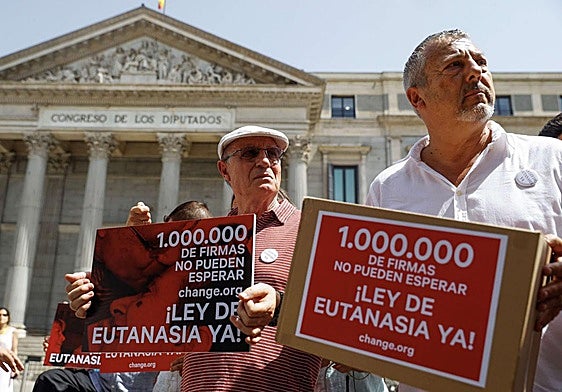 Activistas en favor de la ley de eutanasia, en el Congreso en 2019, antes de la aprobación de la ley.