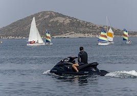Una moto de agua y varias embarcaciones navegan por el Mar Menor, en una imagen de archivo.
