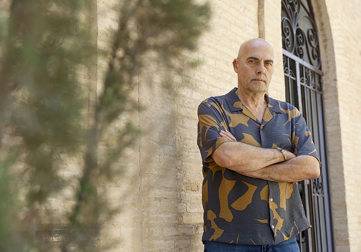 Dómix Garrido, fotografiado en el cementerio de Alcantarilla.