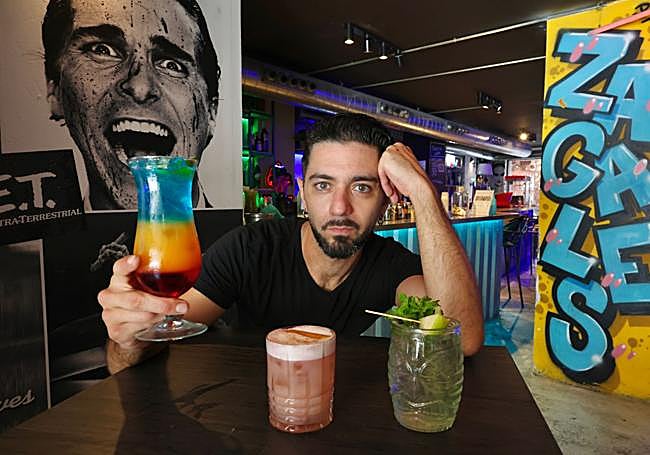 Diego Riveriego posa con sus especialidades: Cóctel 'Barbados surprise', 'Mojito del edén' y 'Apple hug'.