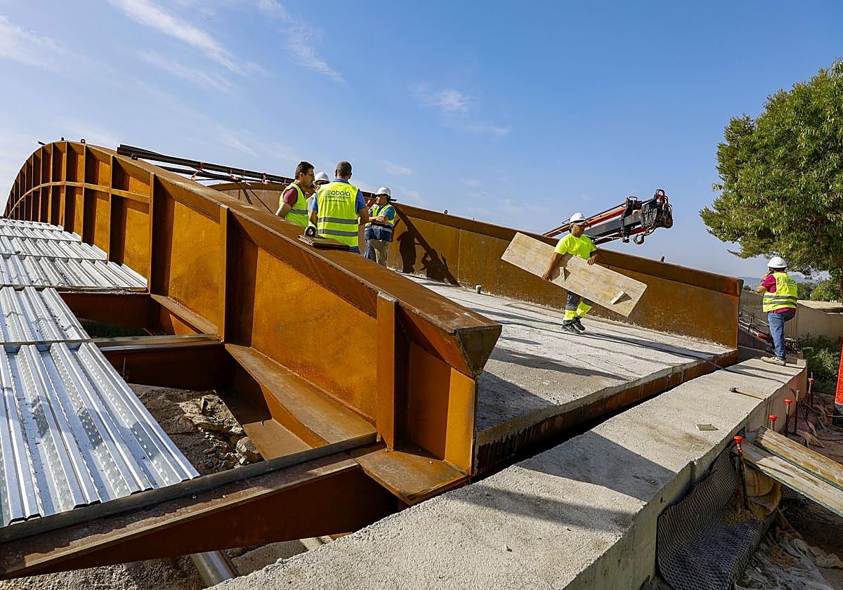 Los operarios trabajan en el puente de El Raal este miércoles.