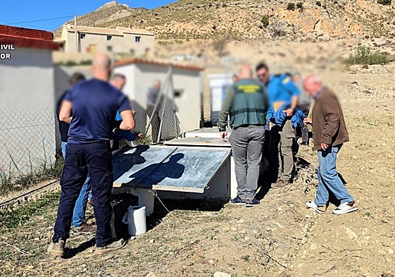 Agentes del Seprona revisan un pozo conectado al manantial de Tirieza, en Lorca, en 2024.