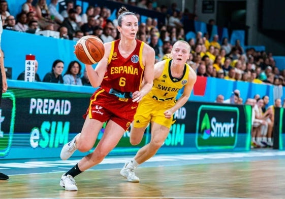 La base catalana Aina Ayuso, jugadora del Hozono Global Jairis, durante el partido con España ante la selección de Suecia en el Eurobasket.