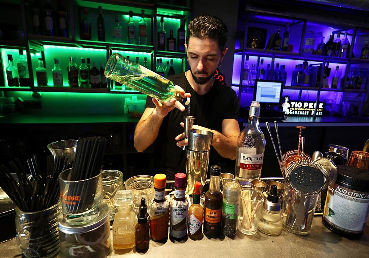 Diego Riveriego se concentra en la preparación de varios cócteles esta semana tras la barra de Entropía.