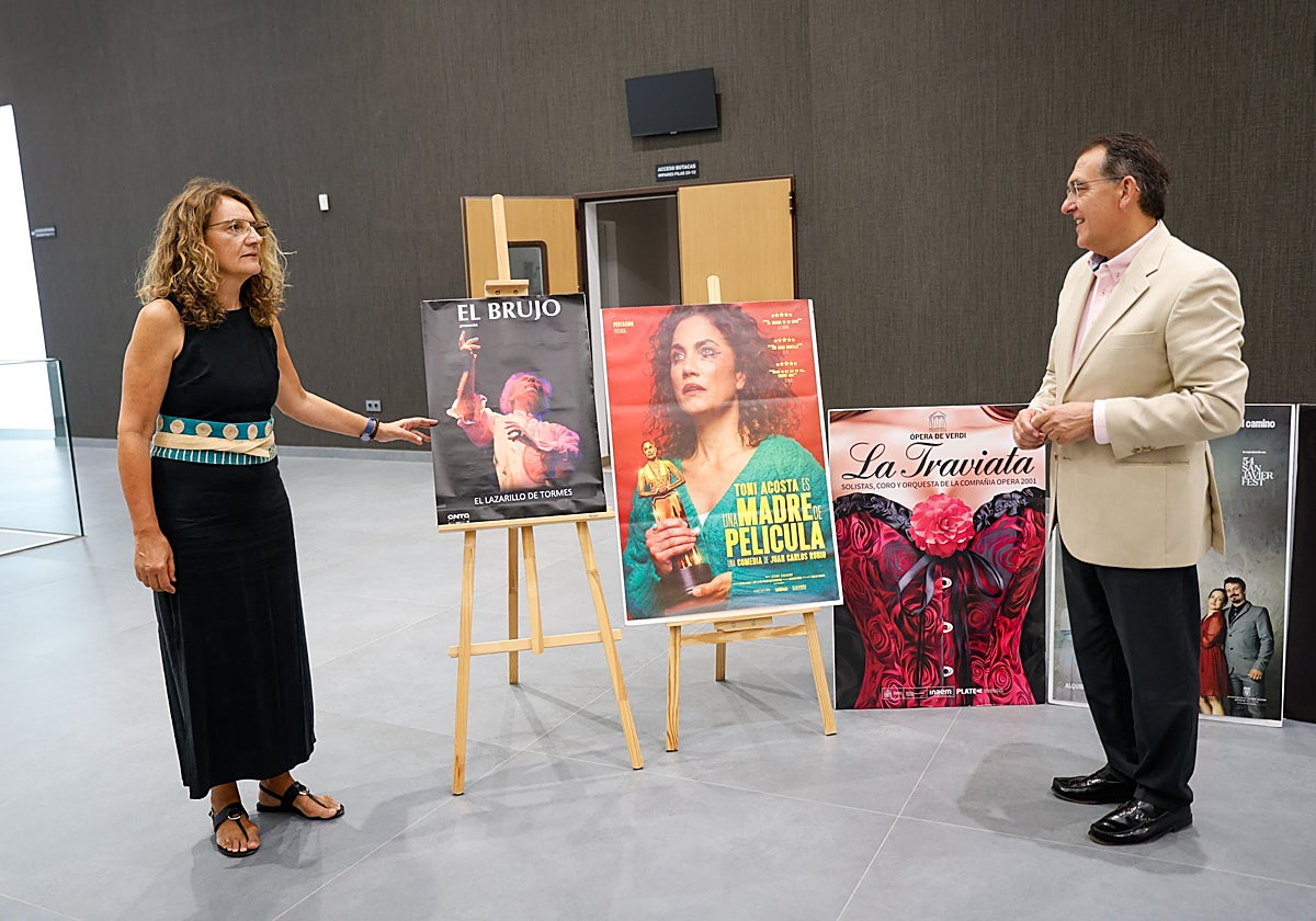 María Teresa Pérez y Santiago Parra durante la presentación de la programación teatral en el auditorio.