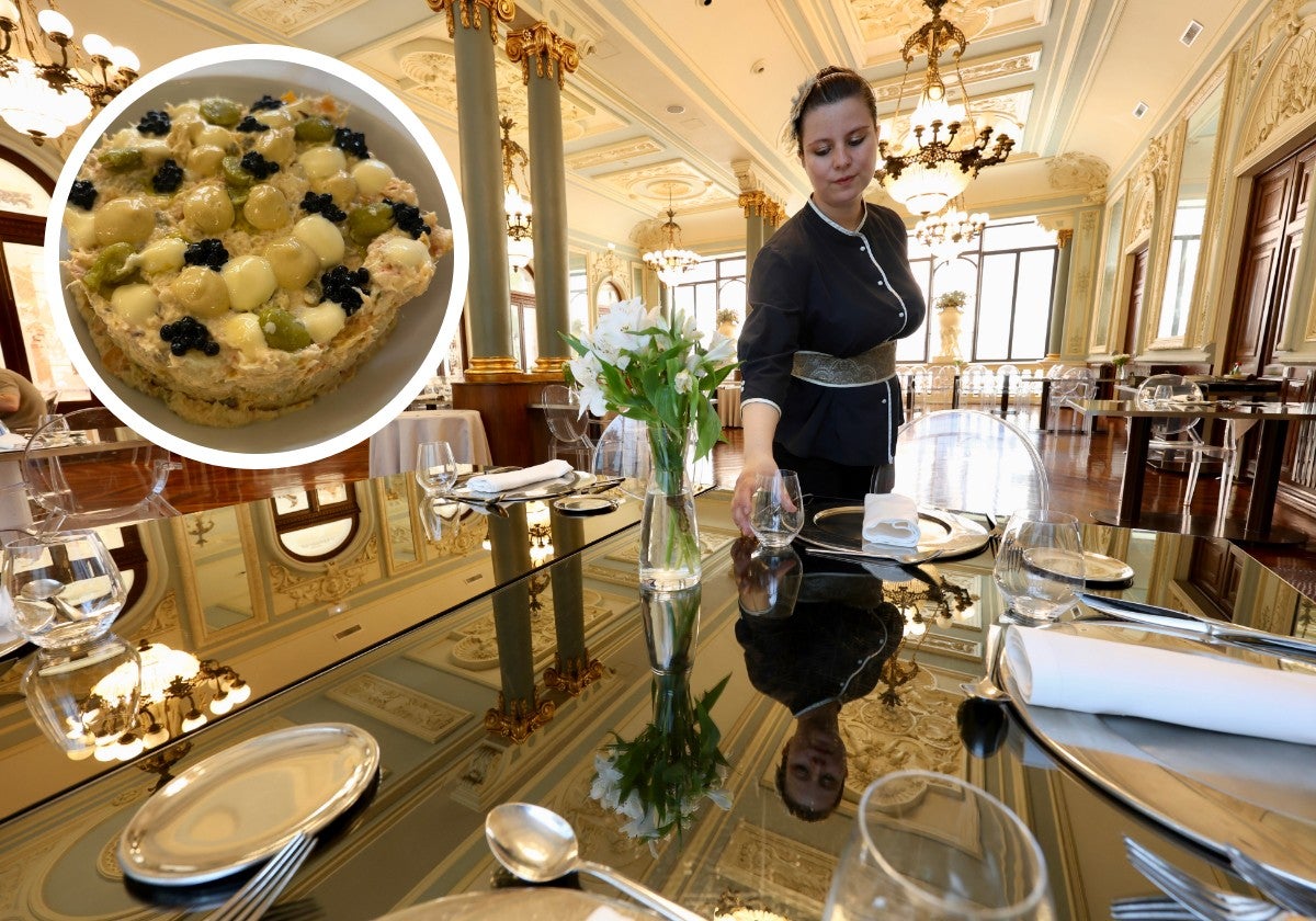 Una camarera prepara las mesas en el espectacular comedor del Casino de Murcia.