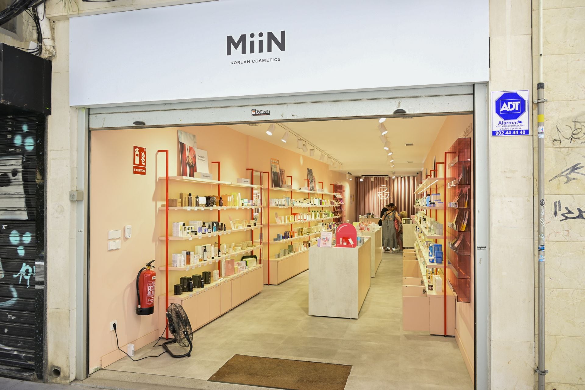 El comercio del centro de Murcia languidece en verano, en imágenes