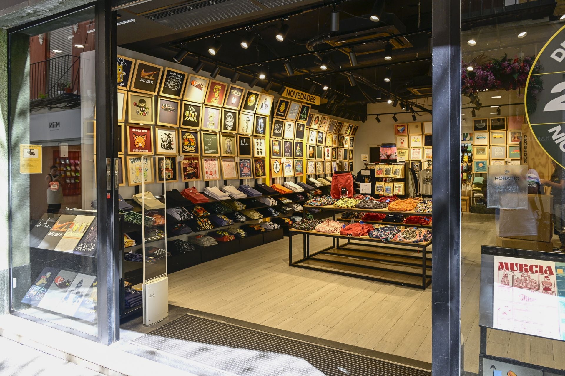 El comercio del centro de Murcia languidece en verano, en imágenes