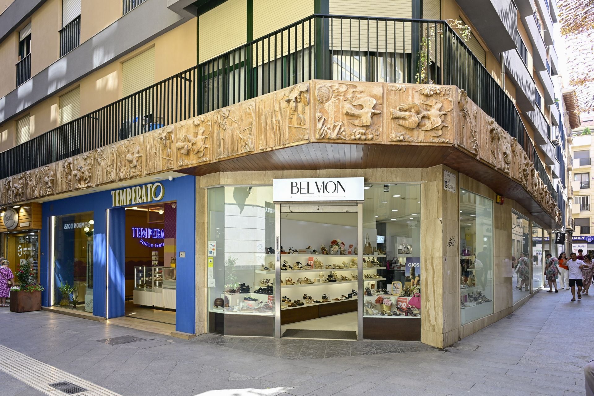 El comercio del centro de Murcia languidece en verano, en imágenes