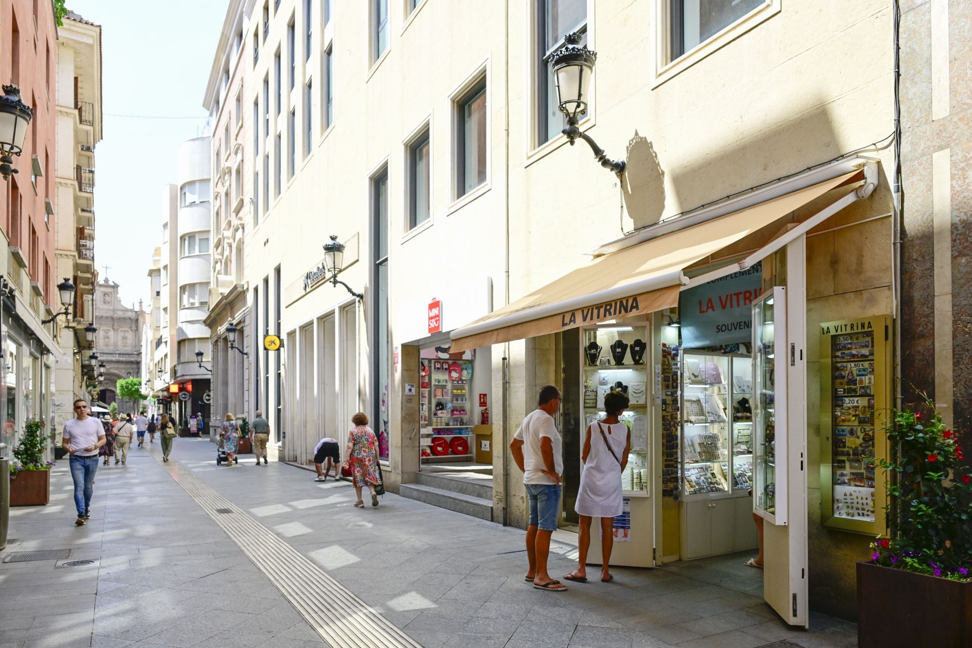 El comercio del centro de Murcia languidece en verano, en imágenes