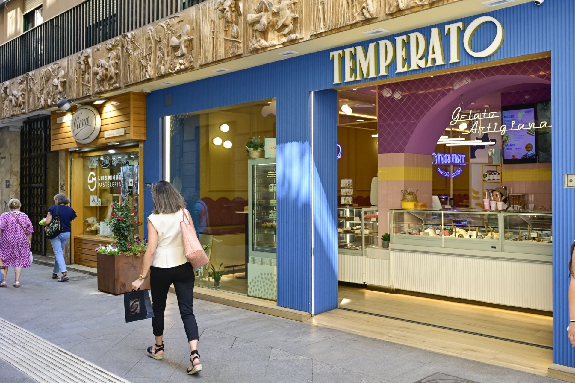 El comercio del centro de Murcia languidece en verano, en imágenes