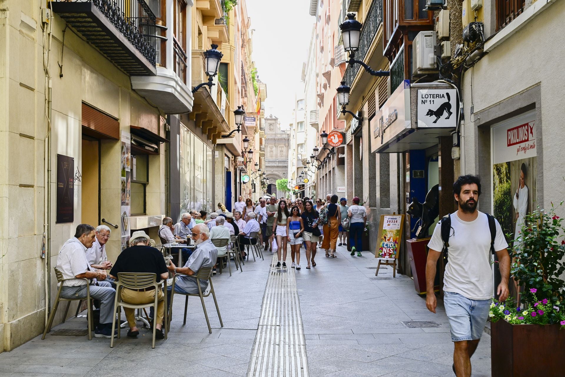 El comercio del centro de Murcia languidece en verano, en imágenes