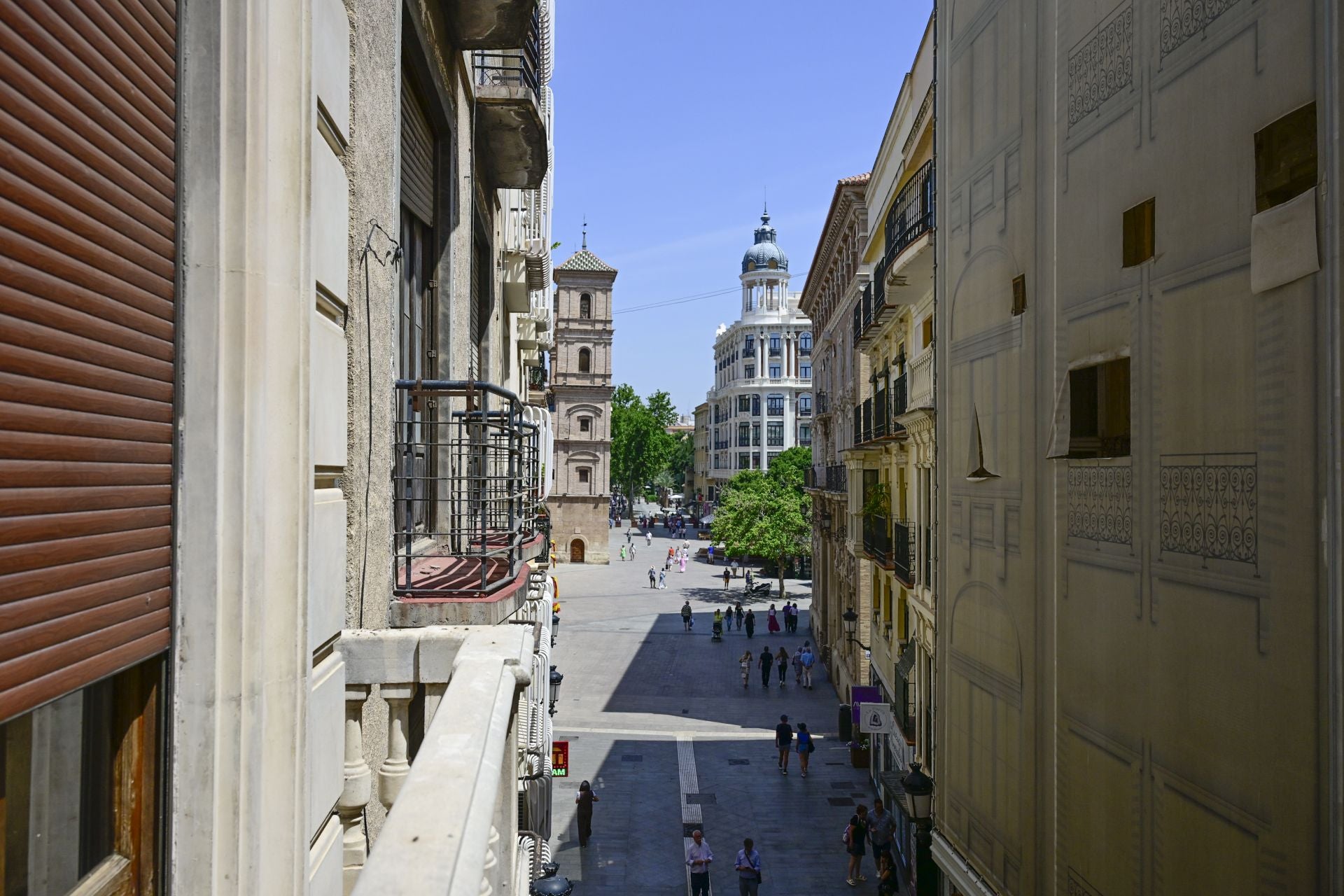 El comercio del centro de Murcia languidece en verano, en imágenes