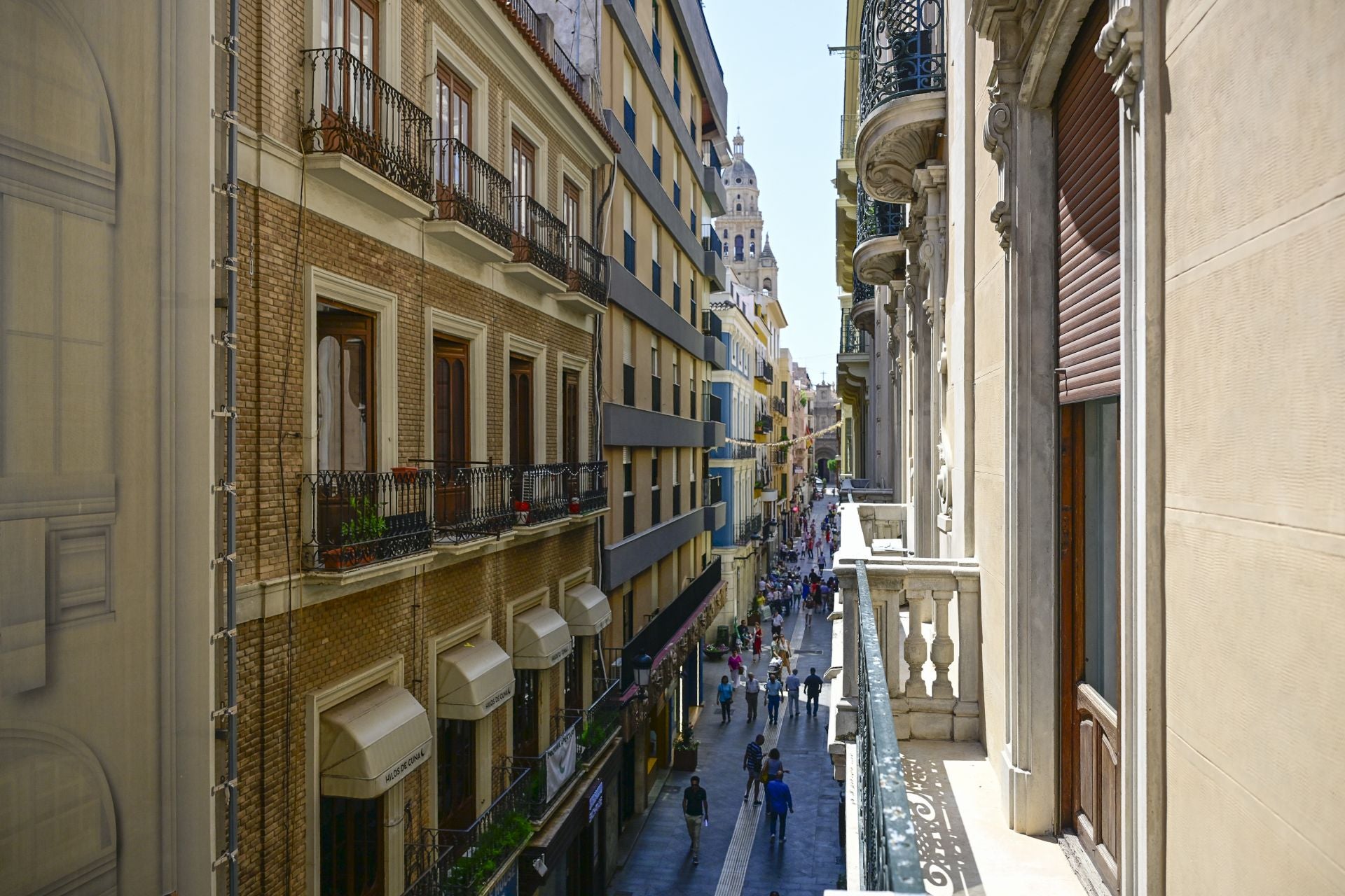 El comercio del centro de Murcia languidece en verano, en imágenes