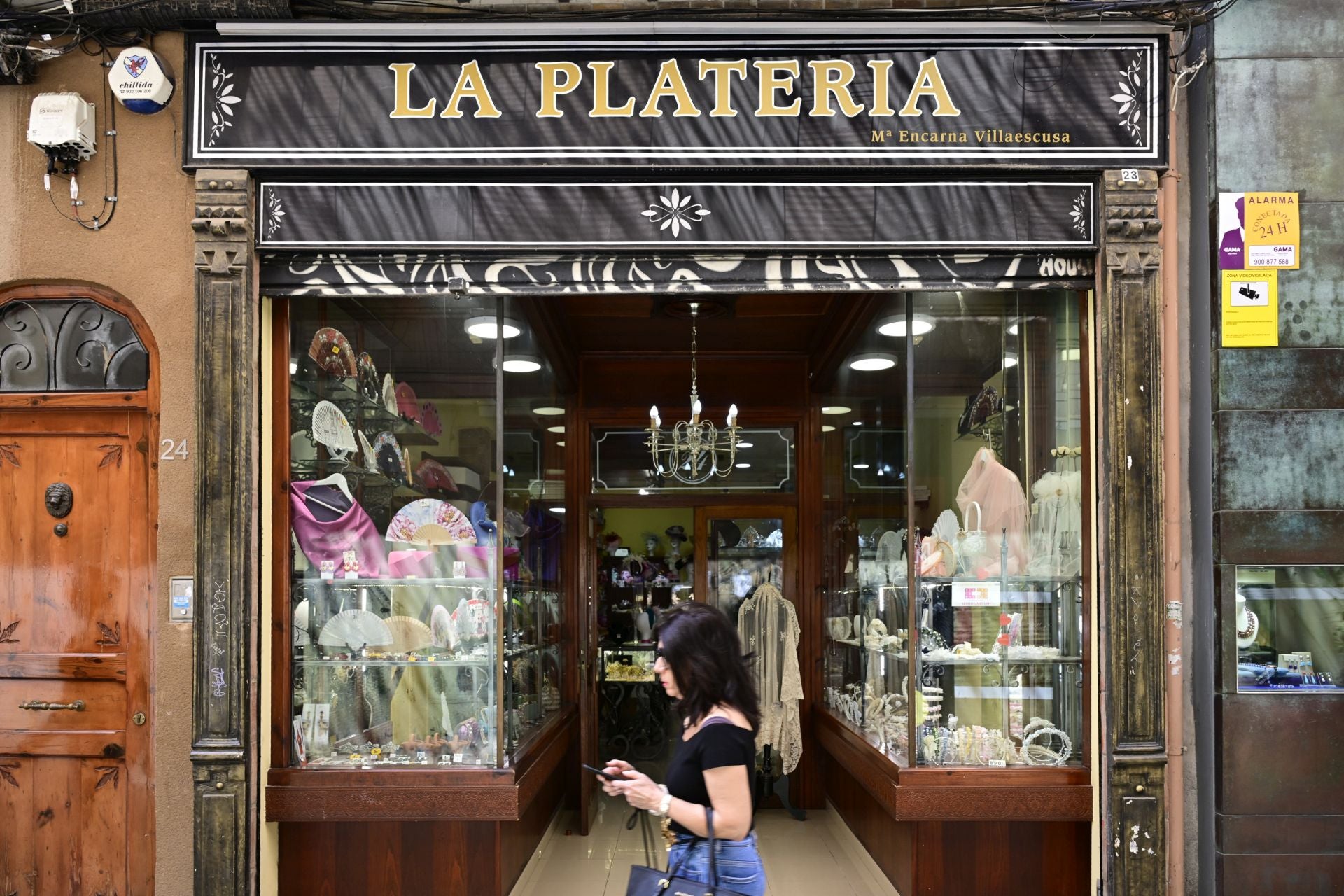 El comercio del centro de Murcia languidece en verano, en imágenes