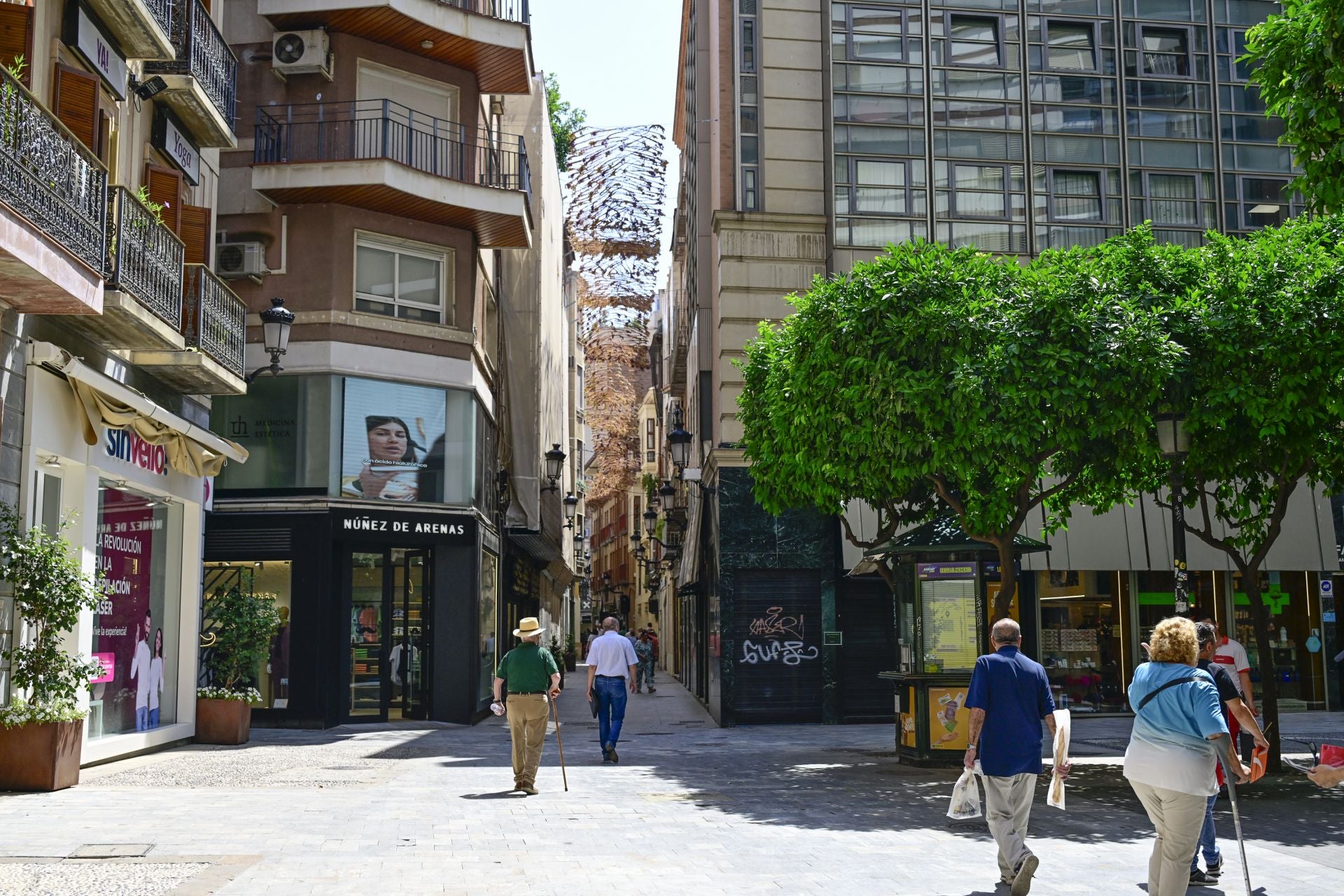 El comercio del centro de Murcia languidece en verano, en imágenes