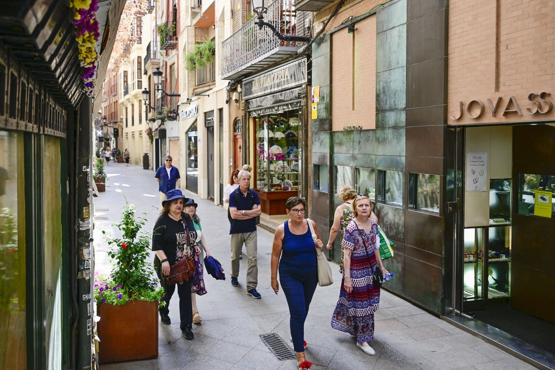 El comercio del centro de Murcia languidece en verano, en imágenes