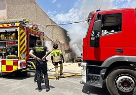 Bomberos y Protección Civil intervienen en el incendio.