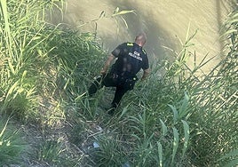 Un agente de la Policía Local de Abarán en la zona del rescate.